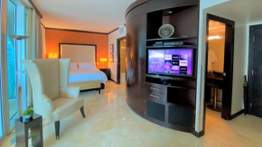 Luxury Suite on a Pool and Jacuzzi deck level
